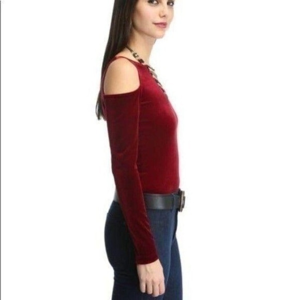 Willow and Clay Top Women Medium Burgundy NWT Cold Shoulder Velvet Crop - Picture 4 of 8